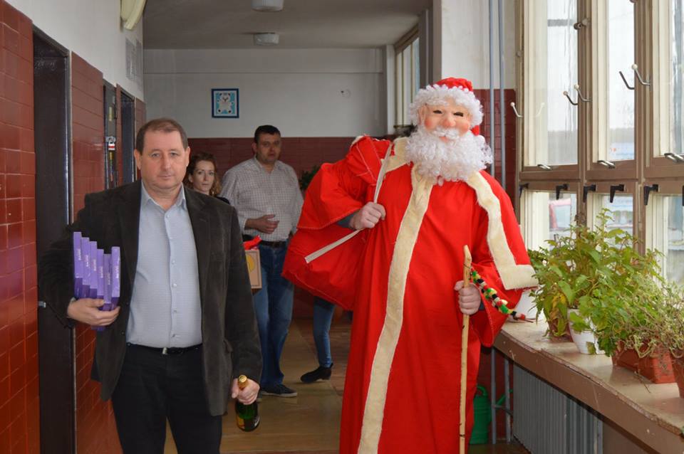 Agócs Gyula polgármester érkezik a Mikulással a gömöralmágyi ovisokhoz