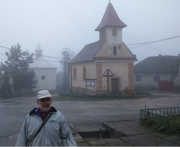 Újlehota község háttérben  két templomával