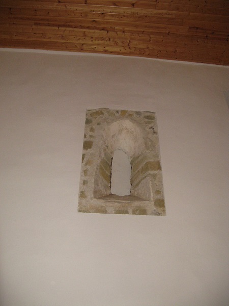 A templom belső falán feltárt ablak