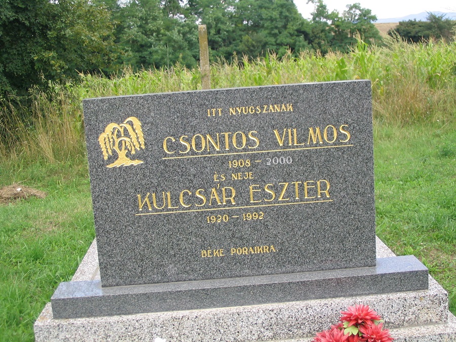 Sírhelye a temetőben - Csáky Károly felvételén