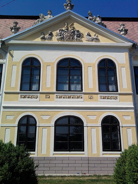 A Palásthy Pálról elnevezett iskola épületének homlokzata Csáky Károly felvételén