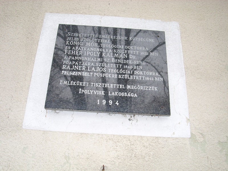 A falu jeles szülöttjeinek emléktáblája a templom falán Csáky Károly felvételén