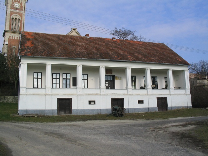 A püspoök építtette iskola Csáky Károly felvételén