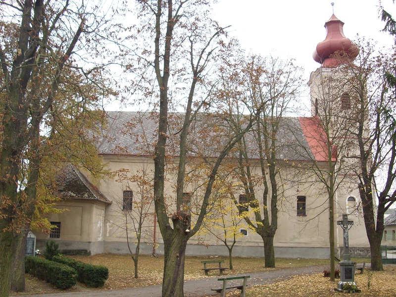 A templom északi fala az emléktáblával Csáky Károly felvételén