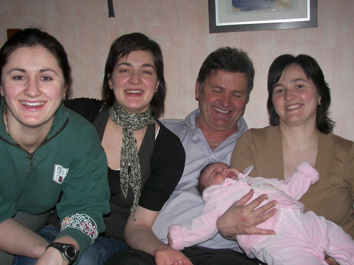 Három lánya és az elsőszülött unoka