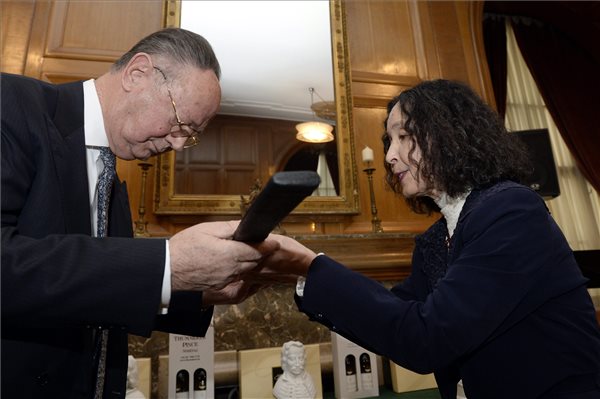Harada Kijomi japán műfordító átveszi a Balassi Bálint-emlékkardot Zettwitz Sándortól