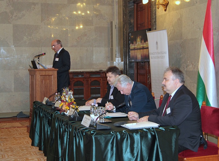 Molnár György megnyitja a konferenciát