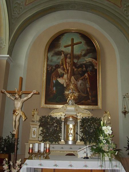A templom főoltára Csáky Károly  felvételén