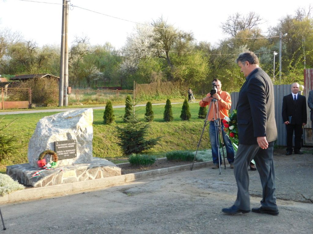 Koszorúz Auxt Ferenc, az MKP Rimaszombati járási elnöke (Fotó: Varga Kinga)