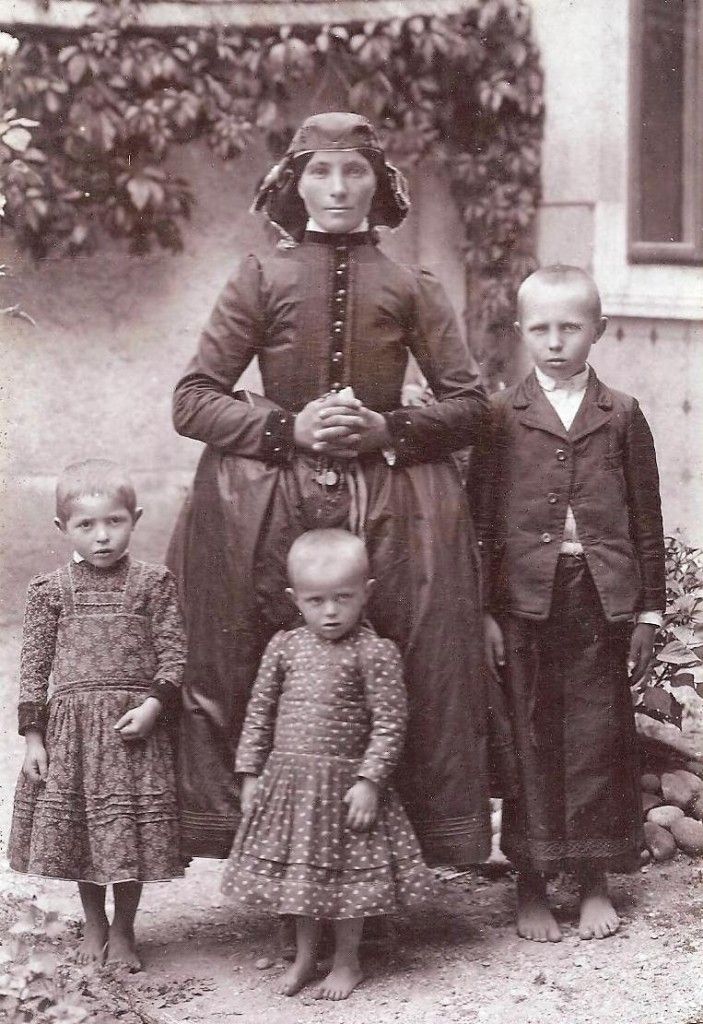 Ipolynyéki anya gyermekével a múlt század elején