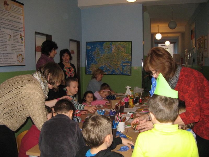 Ovisok és iskolások együtt a játszóházi foglalkozáson (Fotó: Tökölyi Angéla)