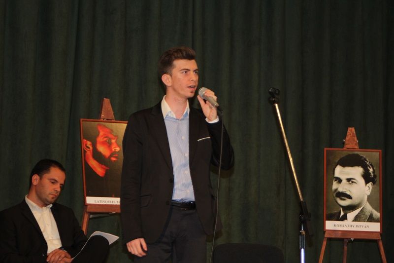 Mészáros Tamás énekel (Fotó: SZIPT)
