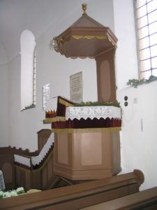 A templom szószéke az emléktáblákkal Csáky Károly felvételén
