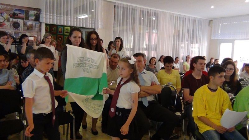 A tornaljai alapiskola zászlaját is behozták (Fotó: HE)