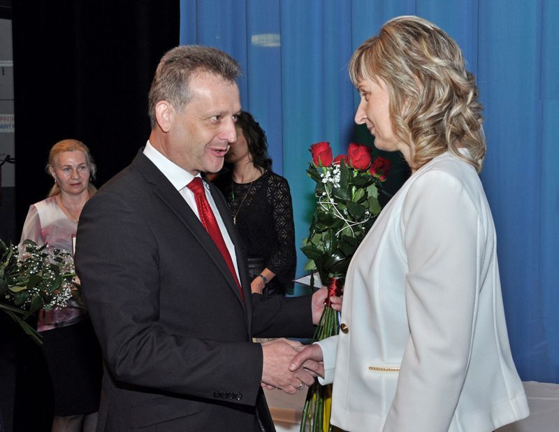 Dunaszerdahely polgármestere gratulál a kitüntetetteknek. Fotó: Nagy Attila
