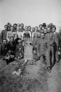 Lengyelek a Nagycsalomján elhunyt katona sírjánál 1940-ben, archív fel - PV