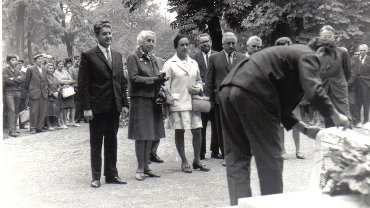 Klapka György unokája (balról a második) és lánya 1969-ben a szobornál