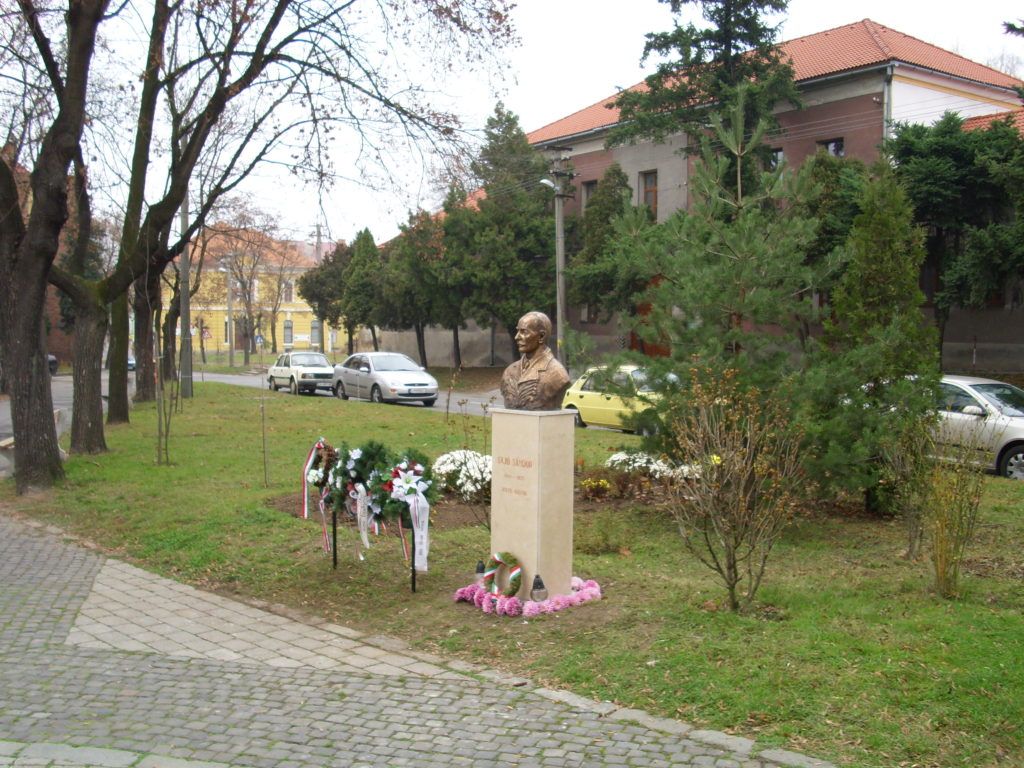 A templom előtti tér a szoborral. Csáky Károly felvétele