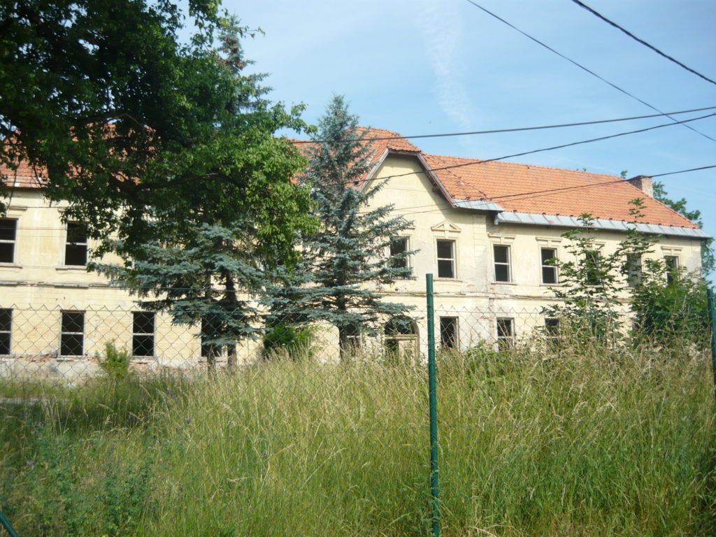 Az egykori laktanya elhagyatott épülete (Fotó: HE)