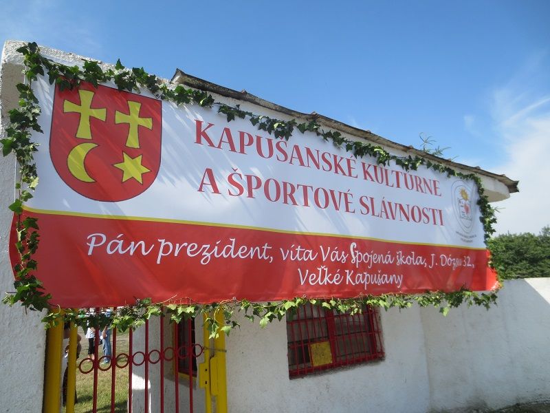 Üdvözlő tábla a nagykaposi sportpályán, ahol a speciális iskolák tartották ünnepségüket (Fotó: vt)