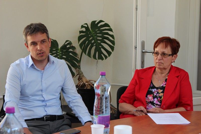 Keszegh Béla alpolgármester és Varga Anna, a VMK igazgatója is segítik a rendezvényt