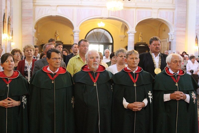 A Szent István Lovagrend tagjai és Vígh Gábor polgármester