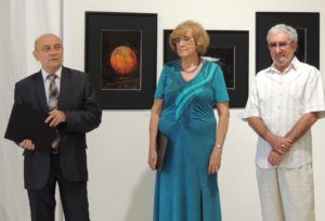 5. Csütörtöky József PhD, a Duna Menti Múzeum igazgatója (balra), dr. Gaál Ida, a kiállítás kurátora (középen) és a kiállító fotóművész