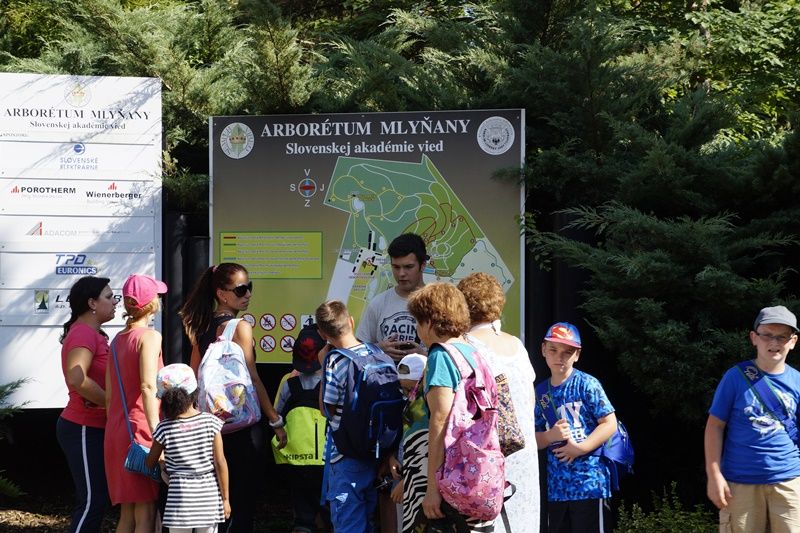 A Malonyai Arborétum térképe előtt (Fotó: HA)
