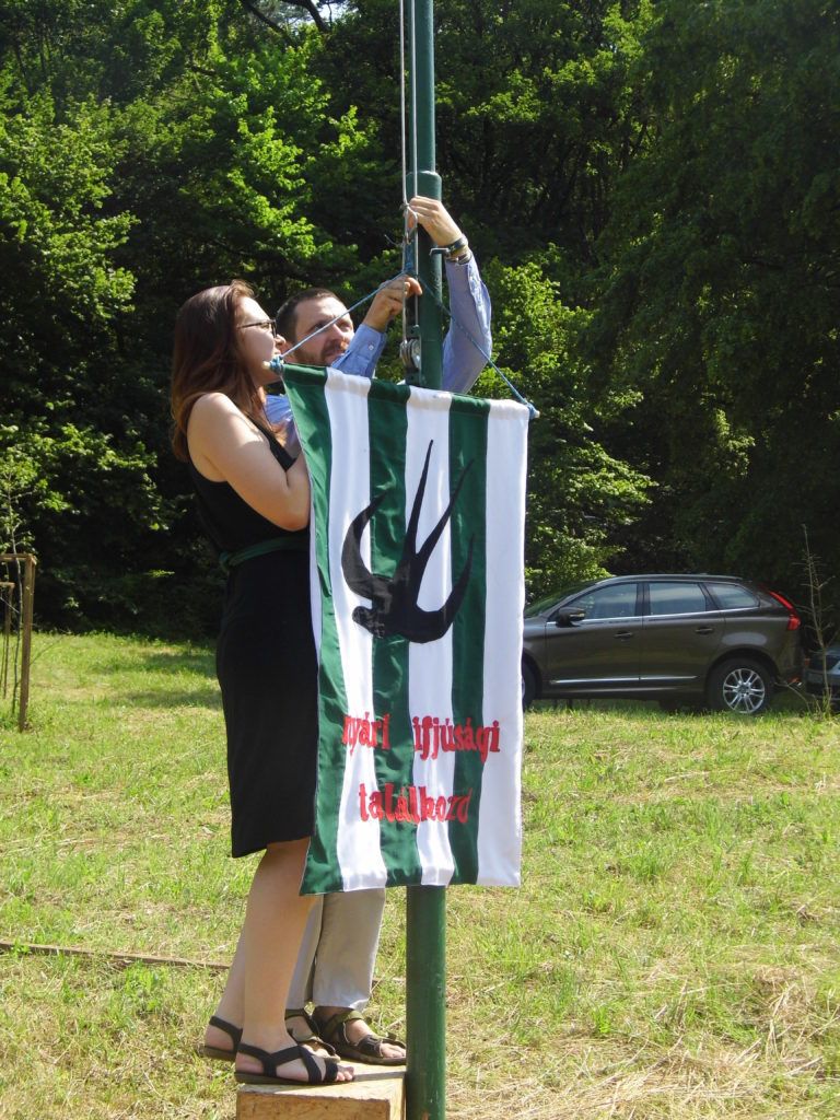 A tábor zászlajának felvonása (Fotó: Beke Beáta/Felvidék.ma)