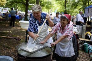 Asszonyok sztrapacskát készítenek a magyarországi szlovákok napján(Fotó:  Komka Péter/MTI)