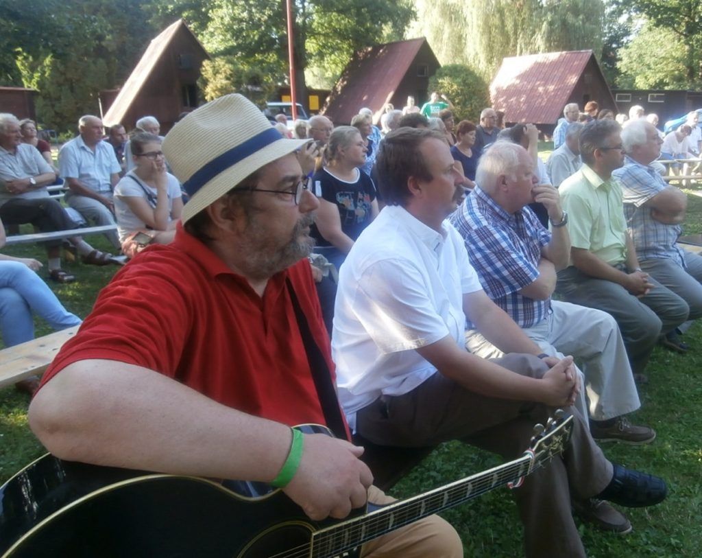 Dinnyés József is szórakoztatja a résztvevőket (Fotó: Zborai Imre)