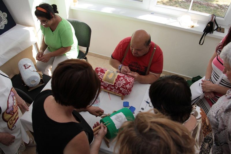 Kézműves foglalkozás az Alsóörsi Csipkeműhely tagjaival (Fotó: TK)