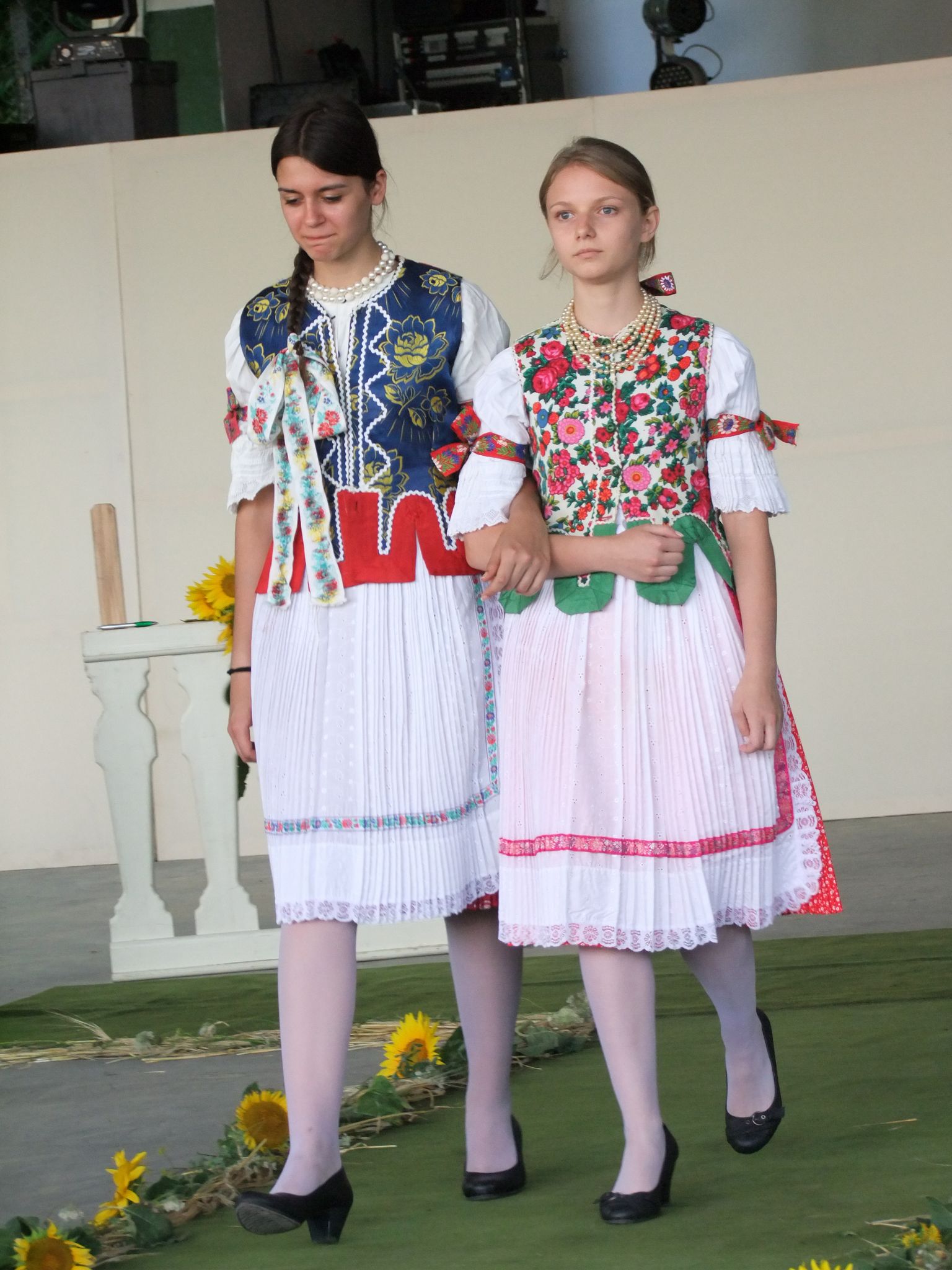 Pogrányi lányok ünnepi viseletben (Fotó: TK)