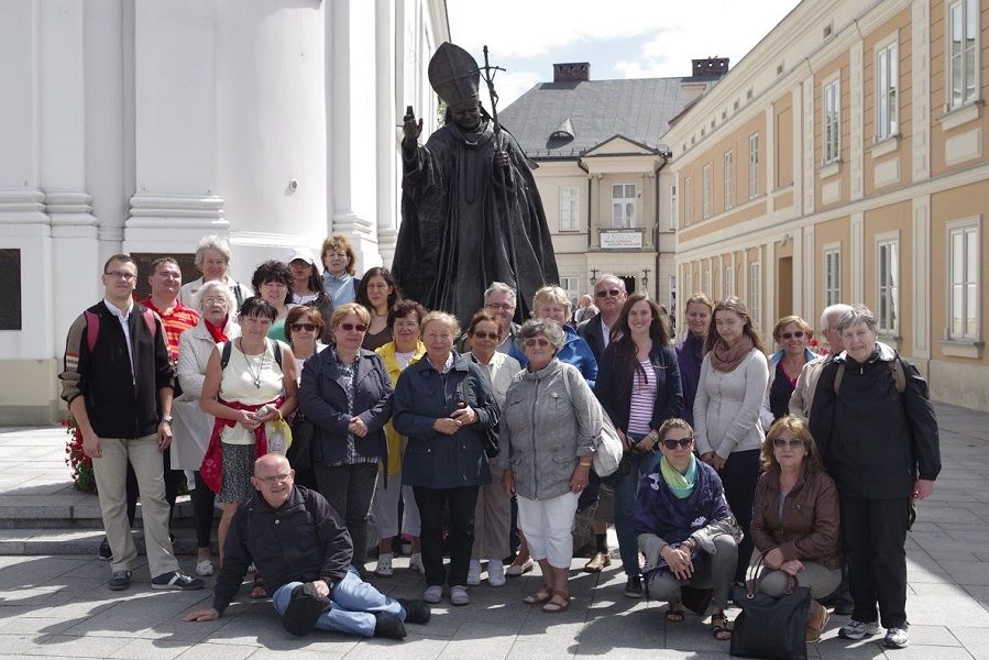 A pozsonyi magyarok Szent II. János Pál szobra előtt (Fotó: Vician András)