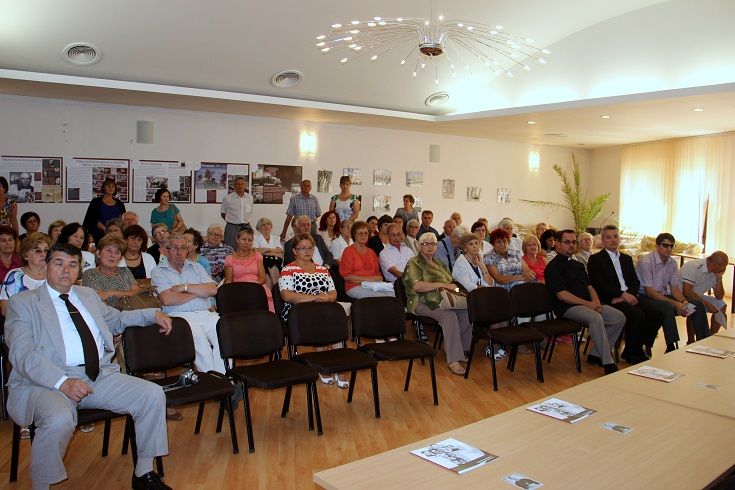 A kiállítás-megnyitó résztvevői. Fotó: Balassa Zoltán