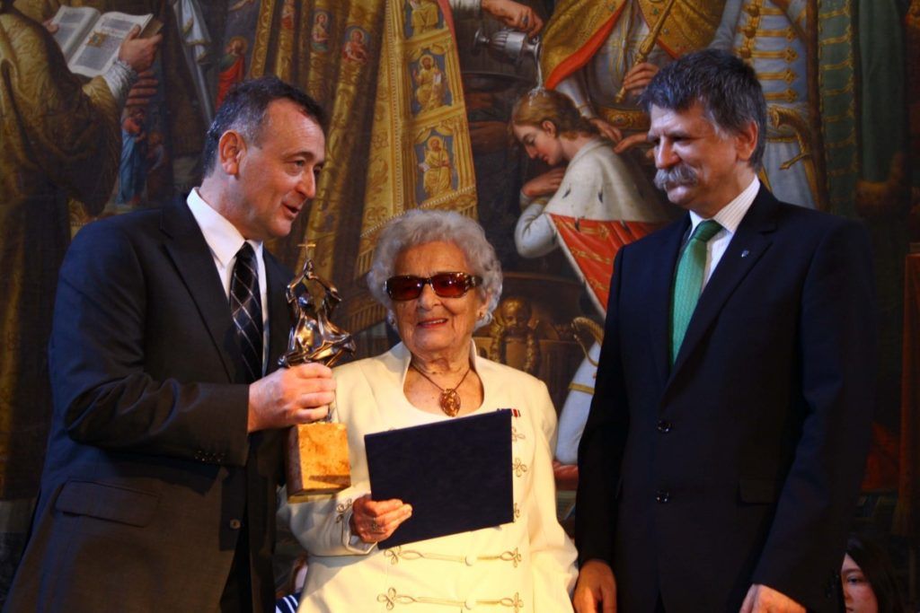 2014-ben vette át a Szent István díjat