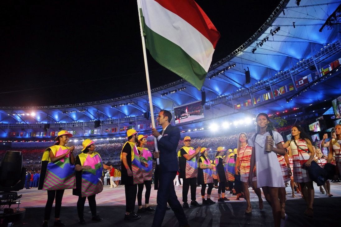 A magyar zászlót Szilágyi Áron, olimpiai bajnok vitte. Fotó: MTI
