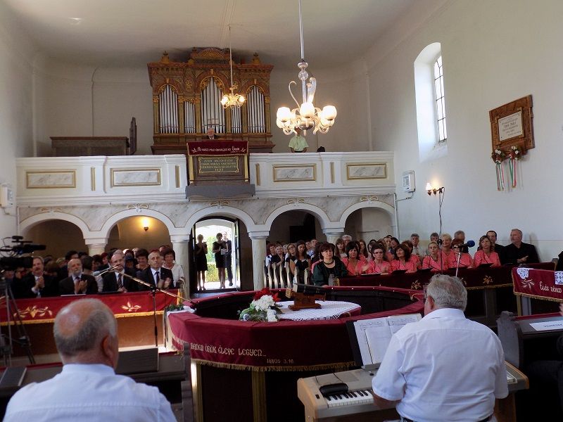 A Himnuszra készülve a hanvai református templomban (Fotó: Homoly Erzsó/Felvidék.ma) 
