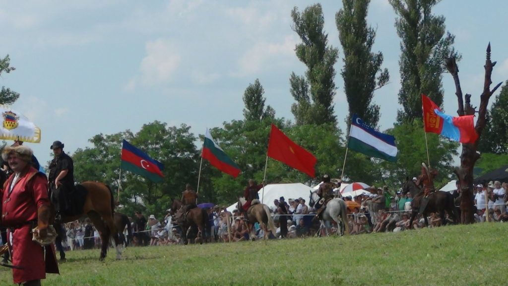 A zászlók felvonulása 2014-ben (Fotó: archív, HE)