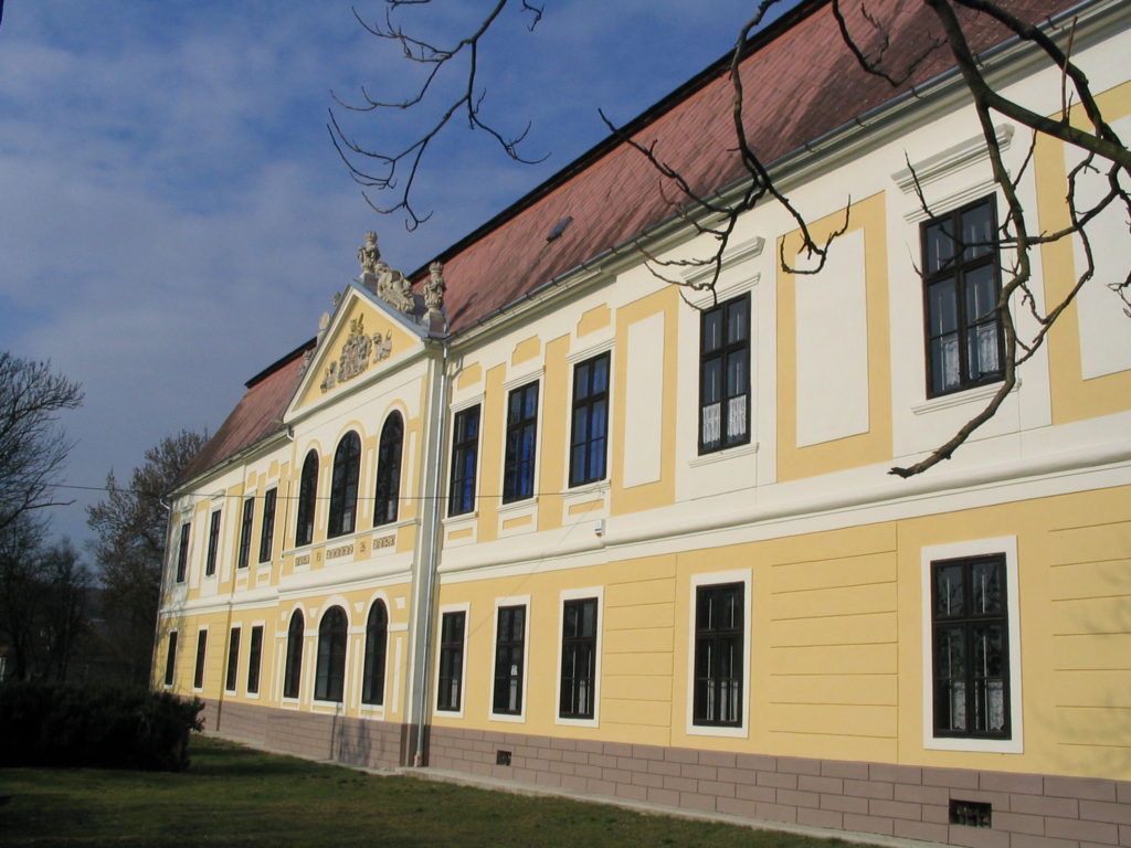 Az iskola főépülete a Palásthy-kastélyban, a szerző utolsó állomáshelye. Csáky Károly felv.