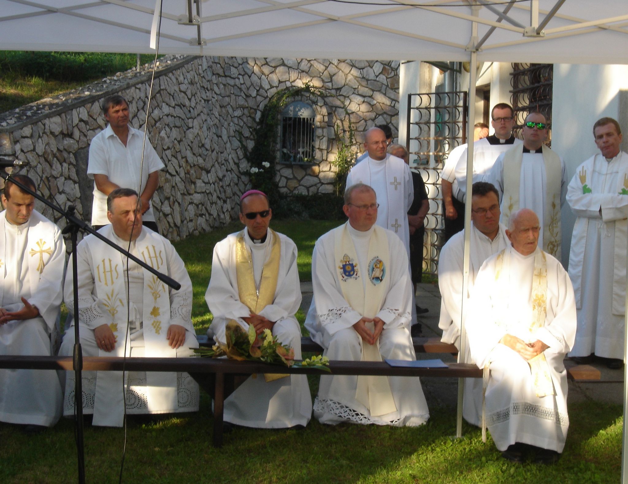 Haľko József püspök és paptestvérei a templomkertben tartott kegyeleti megemlékezésen. Fotó: Bodzsár Gyula