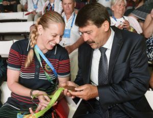 Áder János köztársasági elnök és Szász Emese olimpiai bajnok párbajtőr vívó a riói Magyar Házban 2016. augusztus 9-én. (MTI Fotó: Bruzák Noémi)