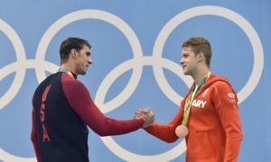A gyõztes amerikai Michael Phelps és a bronzérmes Kenderesi Tamás a férfi 200 méteres pillangóúszás eredményhirdetésén (MTI Fotó: Illyés Tibor)