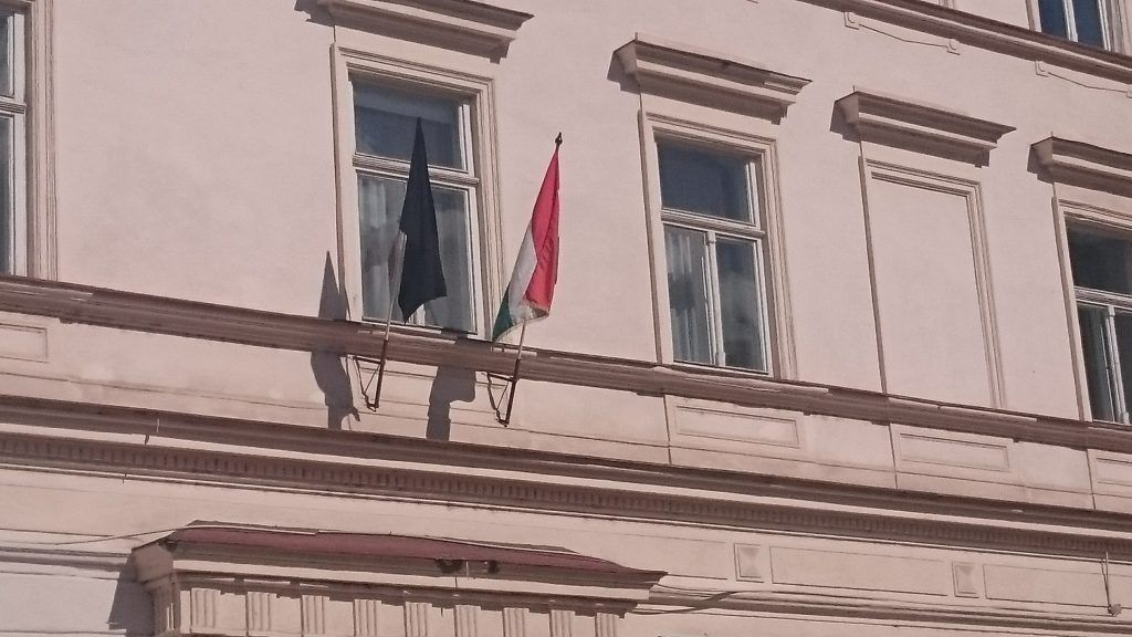 Magyarország Kassai Főkonzulátusára is kitűzték a fekete zászlót (Fotó: Bitay Levente)
