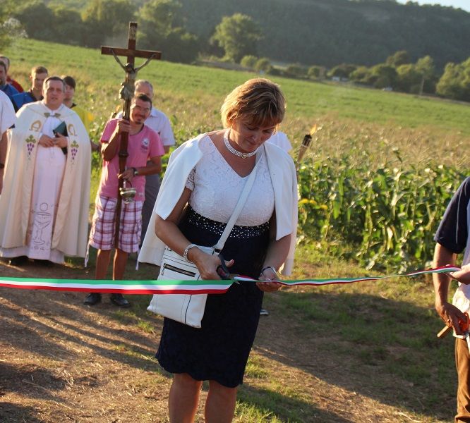 Szkladányi Helység Anikó, a község polgármestere vágta át a szalagot (Fotó: Pásztor Péter)