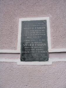 Szeder Fábián emléktáblája a csábi templom külső falán (Fotó: Csáky Károly)
