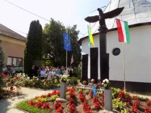 A pompás turul-szobor Rás községben (Fotó: Homoly Erzsébet/Felvidék.ma)