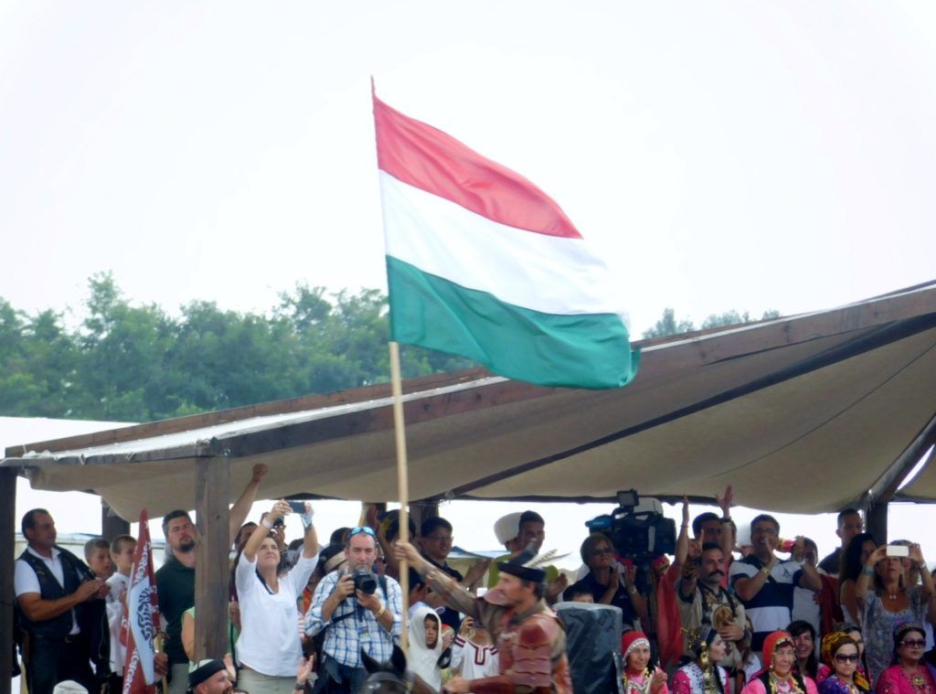 Vermes István meglobogtatja a magyar zászló a küldöttek előtt (Fotó: Pósa Dénes)