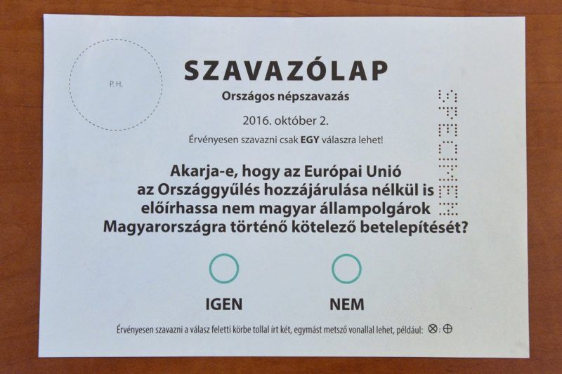A Nemzeti Választási Bizottság augusztus 3-án hagyta jóvá az októberi népszavazás szavazólapjainak mintáit. (MTI Fotó: Máthé Zoltán)
