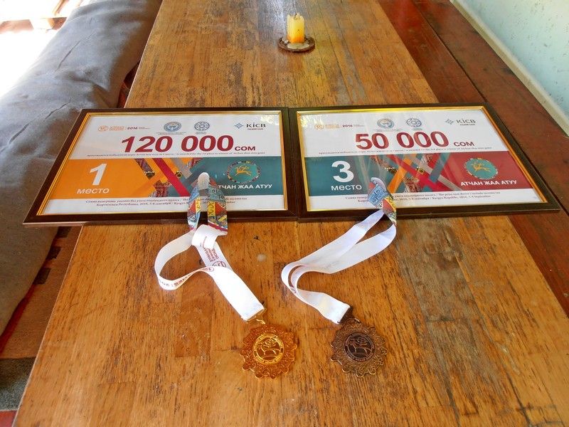 . A második Nemzetközi Nomád Játékokon szerzett érmek Gútán, az udvaron (Fotó: Bárány János)